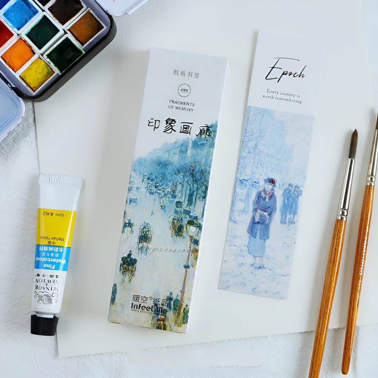 Pack of 30 white cardboard bookmarks with four artistic designs, measuring 40 by 150 millimetres.