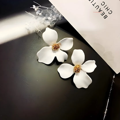 Flower-shaped stud earrings for women in white or pink electroplated finish