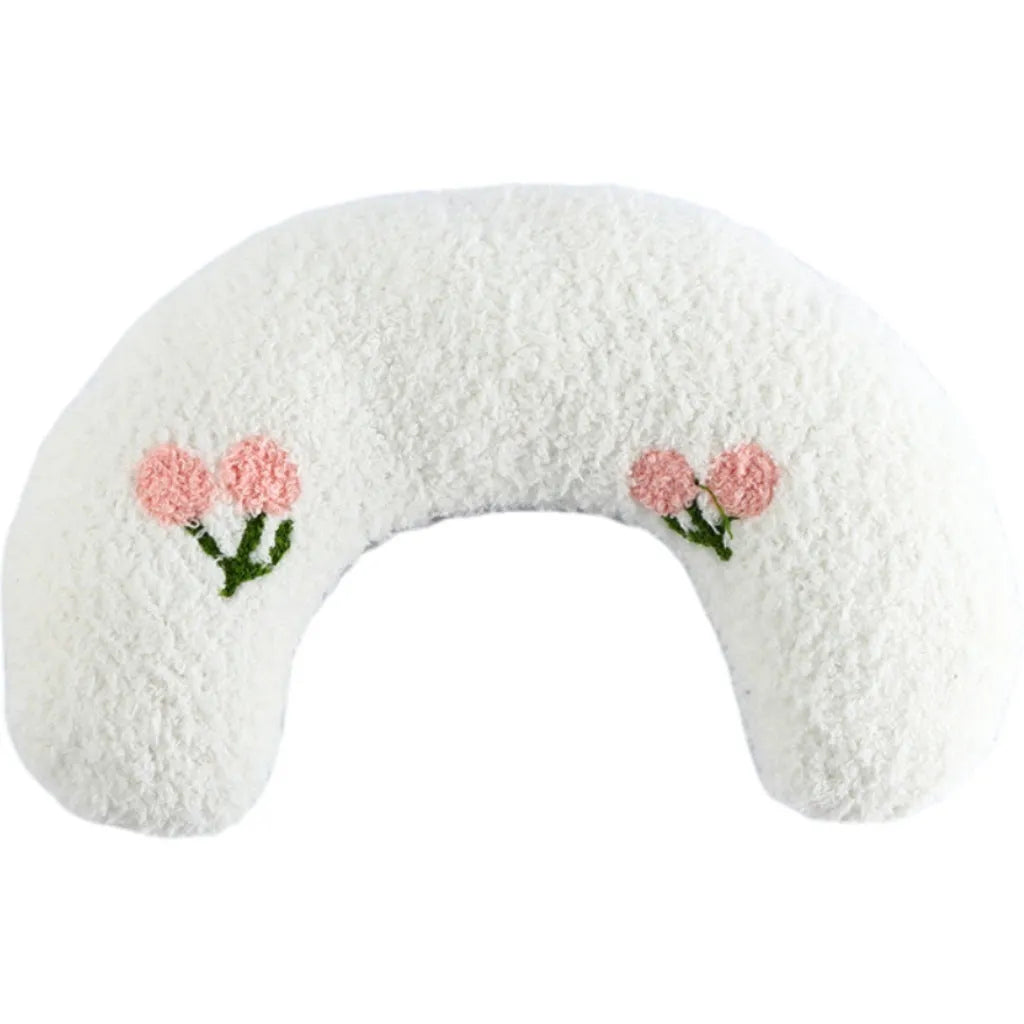 White U-shaped pet pillow measuring 27cm with raised rim supporting small cat's neck and back