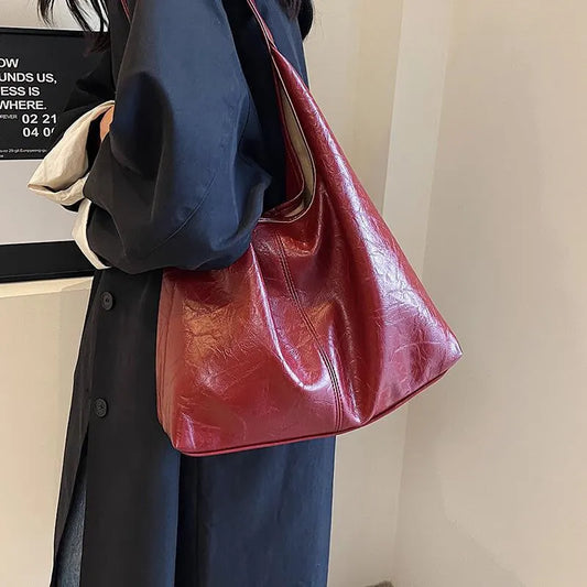 Casual soft leather large capacity shoulder bag in black with sandwich pocket and sewing thread details