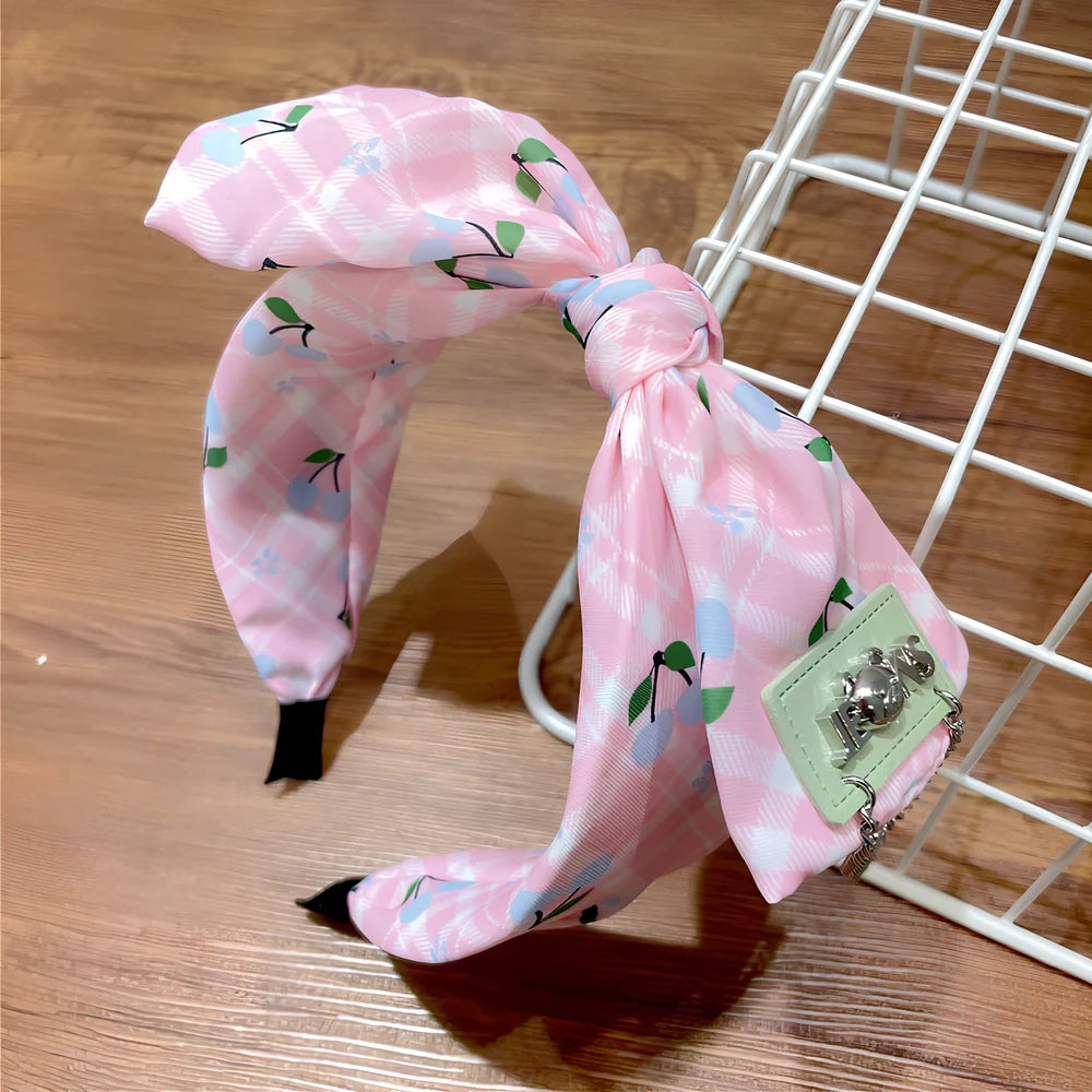 Geometric fringed headband in cloth material with manual craftsmanship details