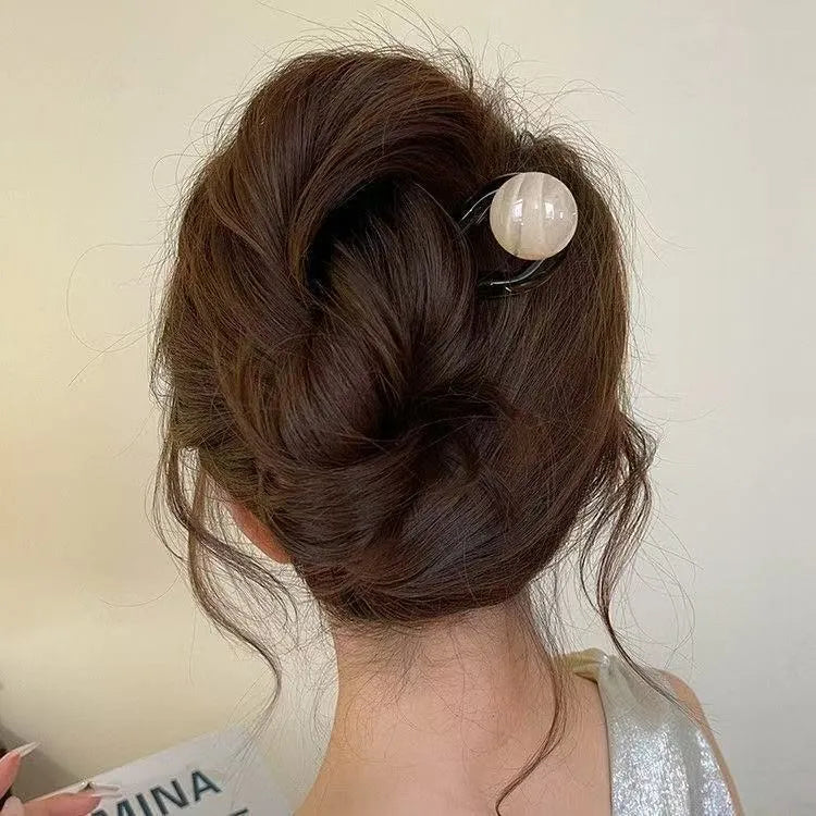 Acrylic U-shaped hair barrette with retro ball design in caramel colour
