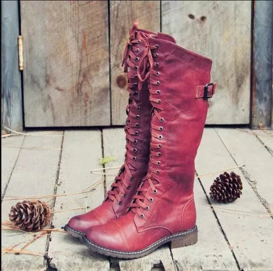 Chunky heel casual boot in black with round toe and cotton lining, low 1-3cm heel