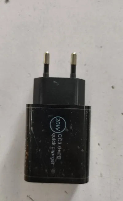 18W USB-C PD fast charger with US plug in black or white colour options