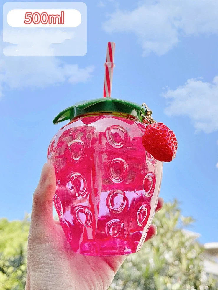 Cute 500ml kawaii strawberry water bottle with integrated straw, BPA-free PP plastic, 12cm tall, red fruit design for cold drinks