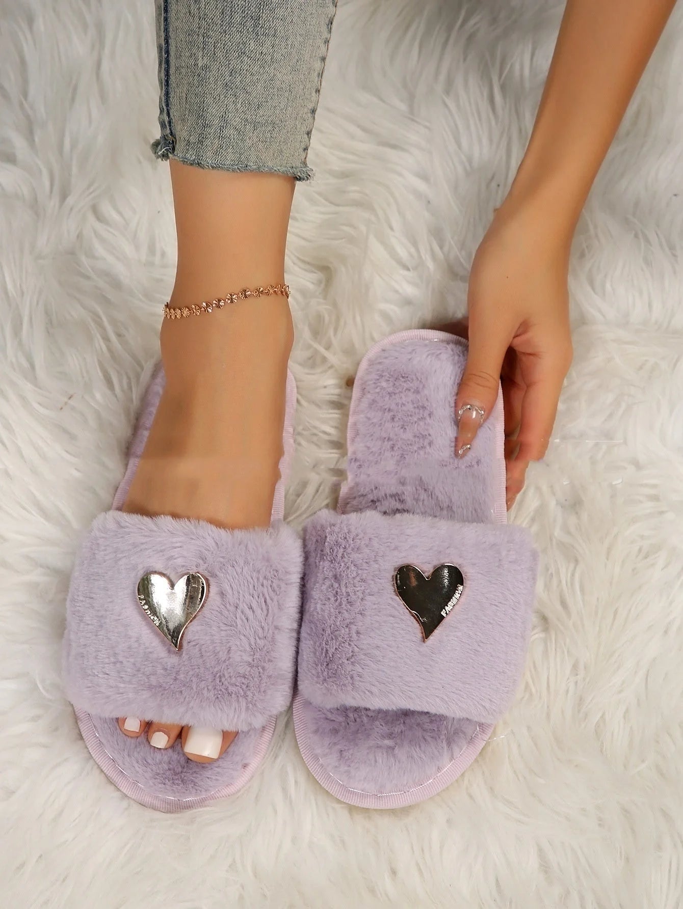 Cozy women's faux fur slippers with heart pendant in various colors
