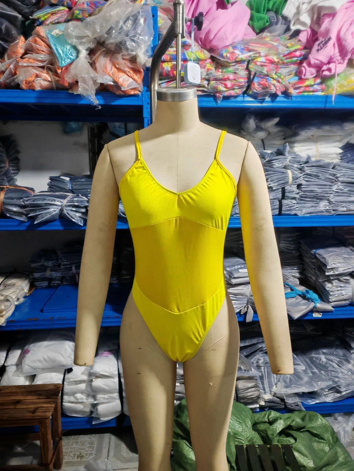 Solid colour quick-dry polyester one-piece swimsuit with banded bikini styling
