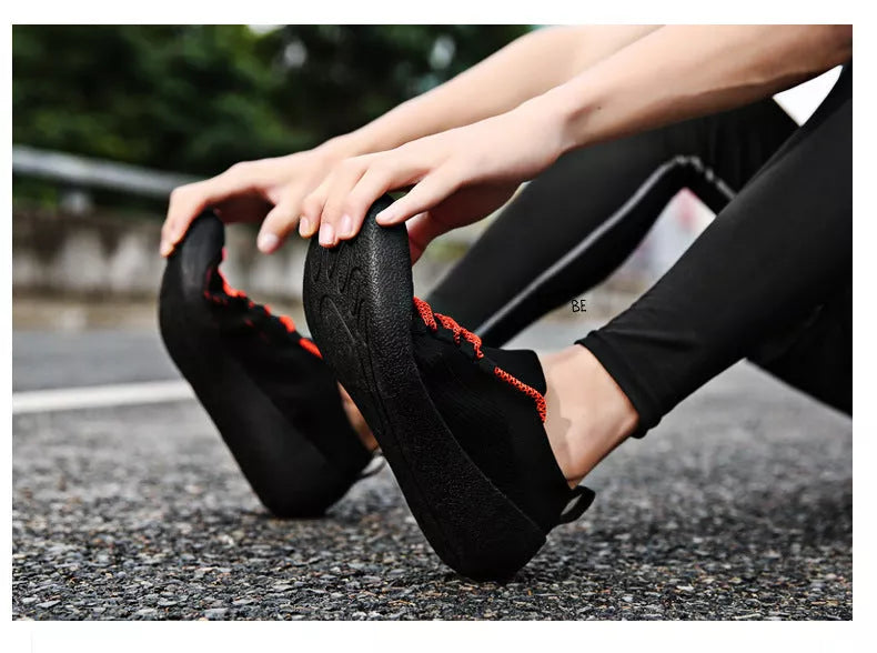 Men's casual lace-up sneakers in solid colors with round toe and rubber sole