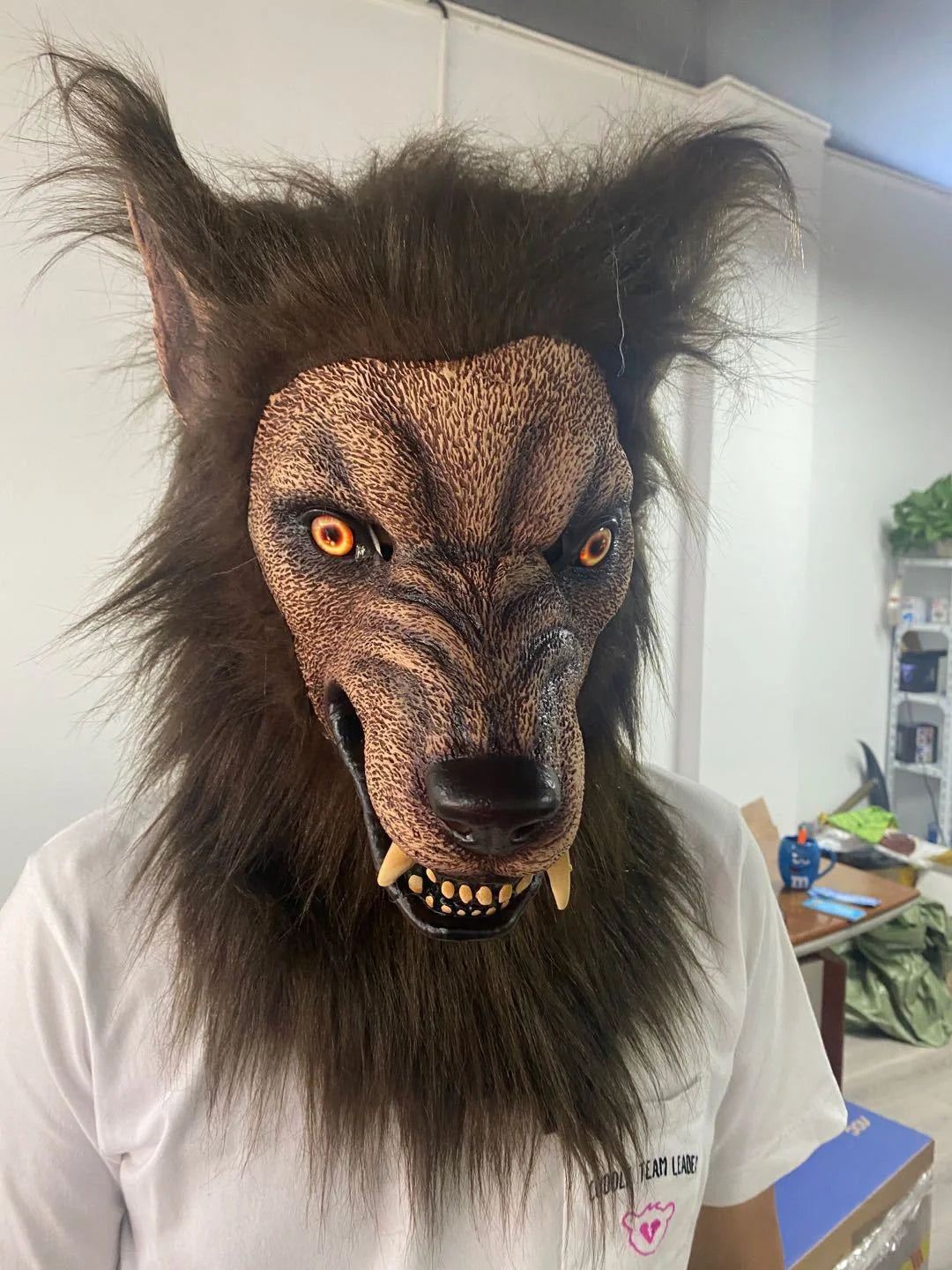 Realistic werewolf costume mask with 360-degree rotation for dynamic Halloween and cosplay performances