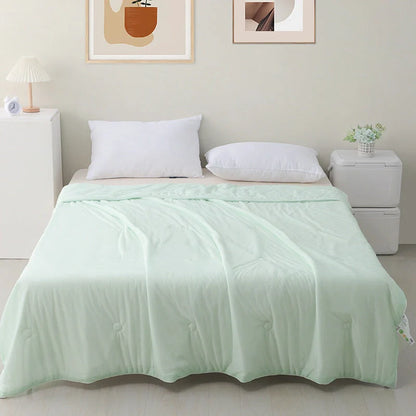 Ultra-soft, machine-washable cooling quilt made with breathable ice silk fabric for year-round comfort