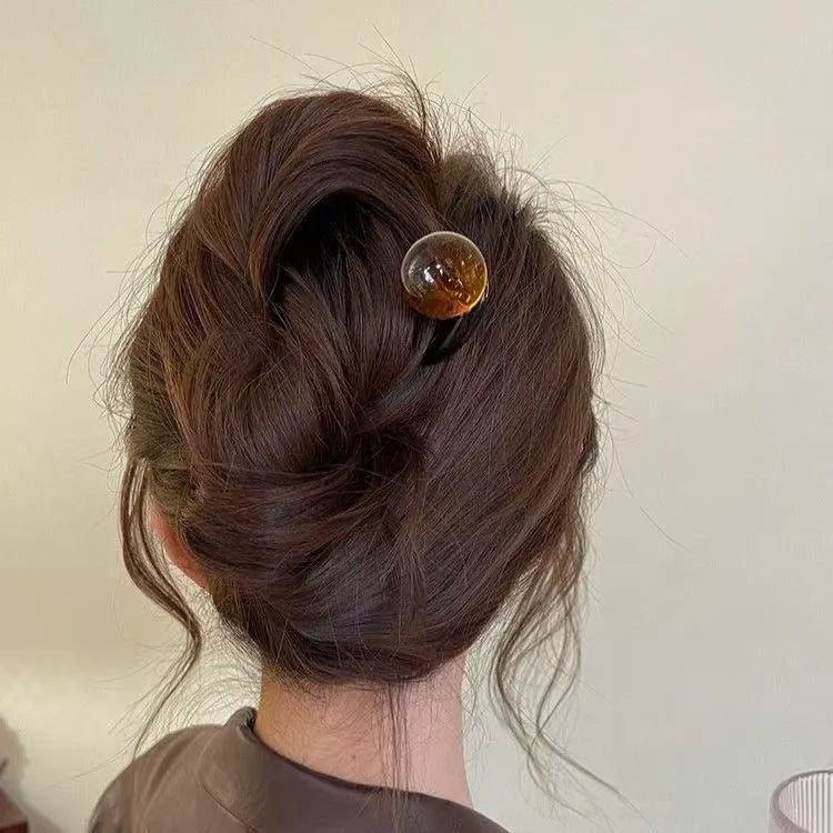 Acrylic U-shaped hair barrette with retro ball design in caramel colour