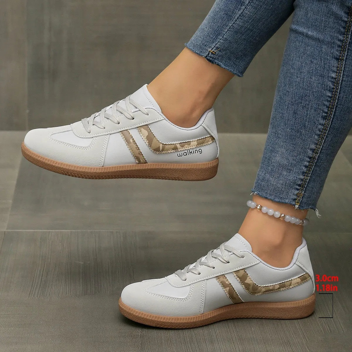 Women's low-top casual sneakers in a round toe design with a lace-up front, shown in a selected colour.