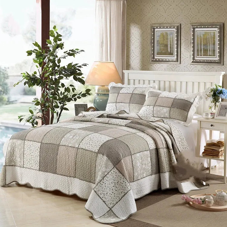 Pure cotton quilted three-piece bedding set showing 230 × 250cm bedspread and 50 × 70cm pillowcases with 68*64 fabric density