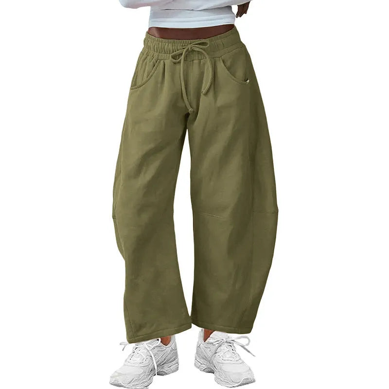 Loose fit cropped sweatpants in army green with an elastic drawstring waistband and side pockets.