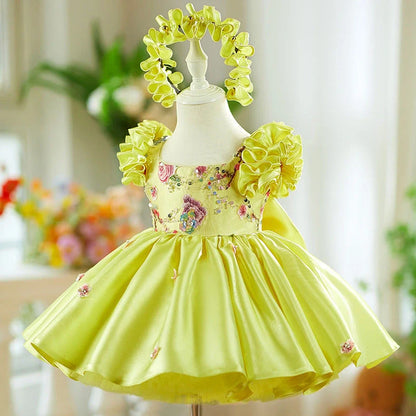 Little girl's yellow princess dress with flying sleeves and umbrella skirt design for birthday parties