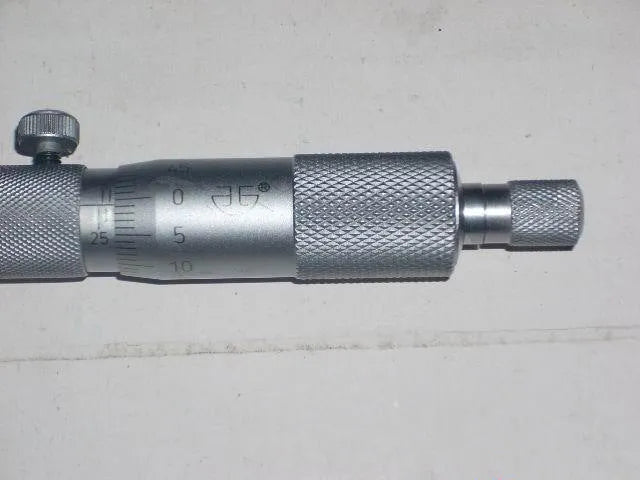 Depth micrometer measuring tool with 0-100 mm range and 0.01 micrometre resolution