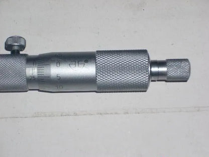 Depth micrometer measuring tool with 0-100 mm range and 0.01 micrometre resolution