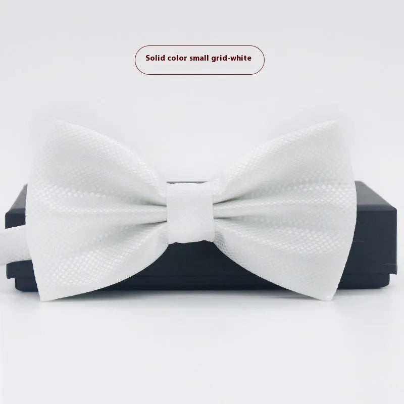 Flat-head self-tie bow tie in a wine red colour, showing its 12cm width and 6cm height dimensions.