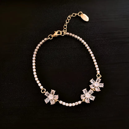 Gold-coloured geometric copper bracelet for women with clear inlaid zircon stones