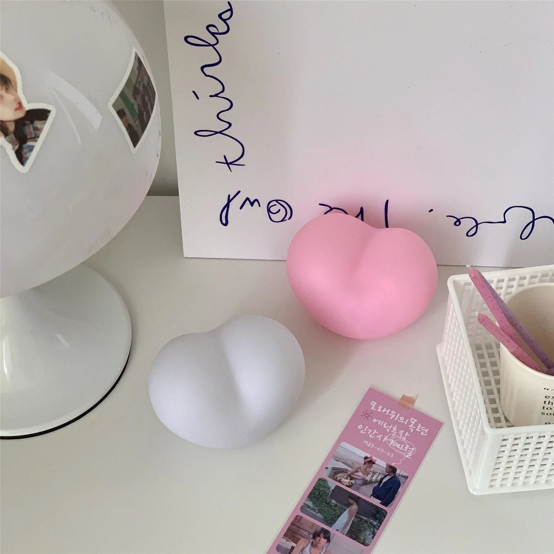 Vinyl atmosphere lamp in small or large size with warm glow, powered by batteries, available in white or pink colours