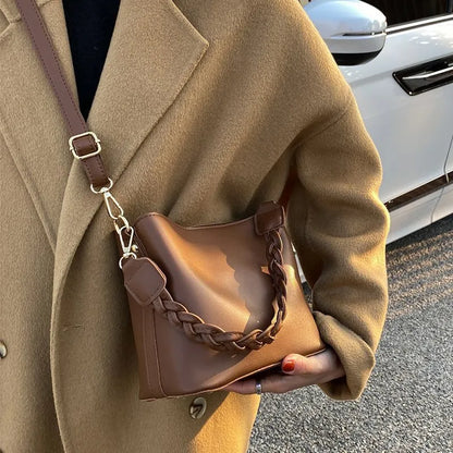 Fashion retro one-shoulder crossbody underarm bucket bag in khaki with weaving details and PU material