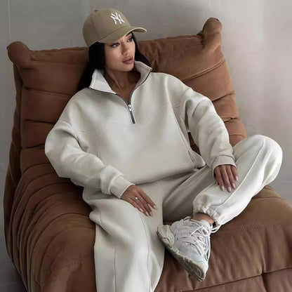 Stylish women's winter jogging set with zipper jacket and casual pants