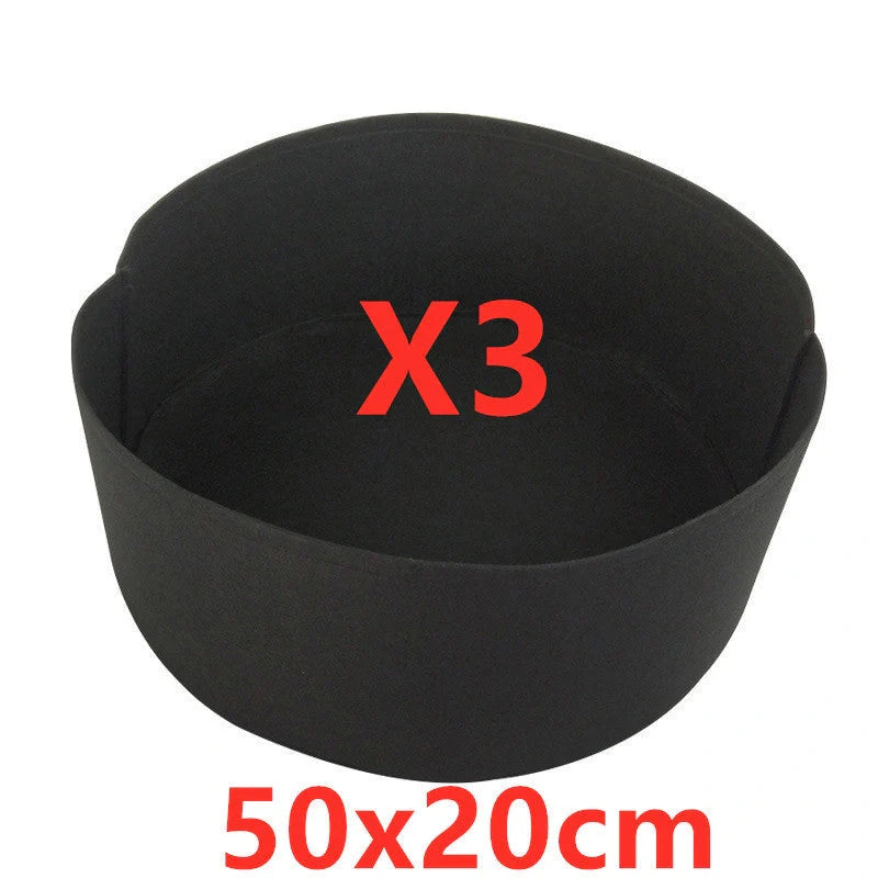 Round fabric grow bags for plants with water-retaining felt material in black and green