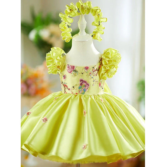 Little girl's yellow princess dress with flying sleeves and umbrella skirt design for birthday parties