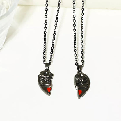 Punk Retro Skull Pendant Necklace with heart-shaped magnetic stitching in alloy