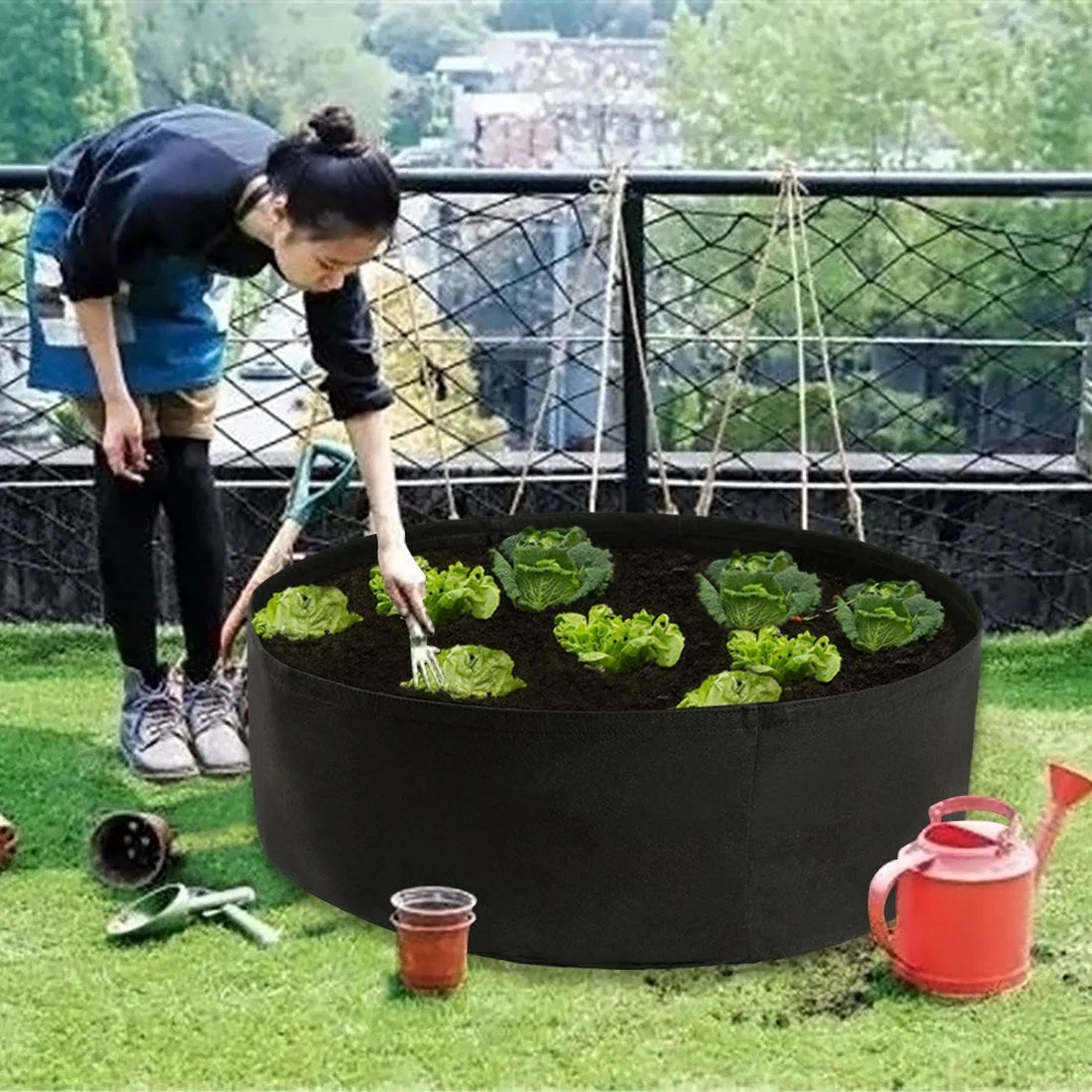 Round fabric grow bags for plants with water-retaining felt material in black and green