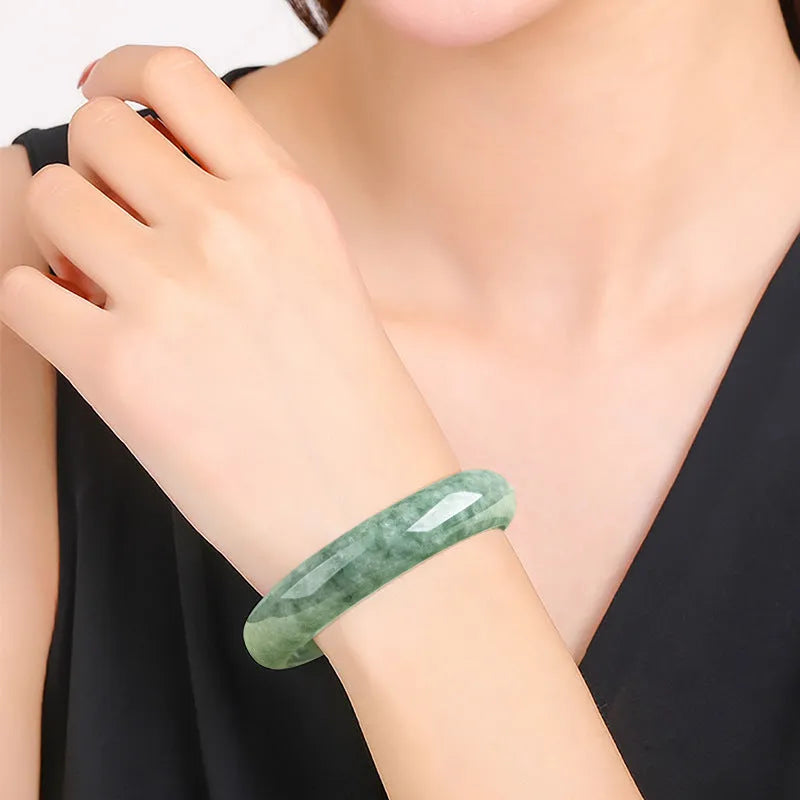 Natural emerald bean green simple ring bracelet for women on a gift box.