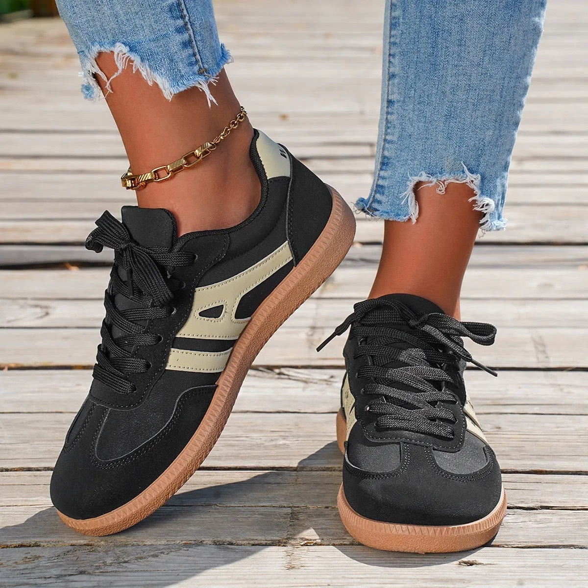 Women's low-top casual sneakers in a round toe design with a lace-up front, shown in a selected colour.