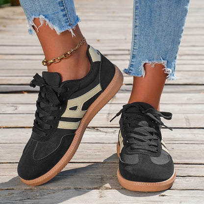 Women's low-top casual sneakers in a round toe design with a lace-up front, shown in a selected colour.
