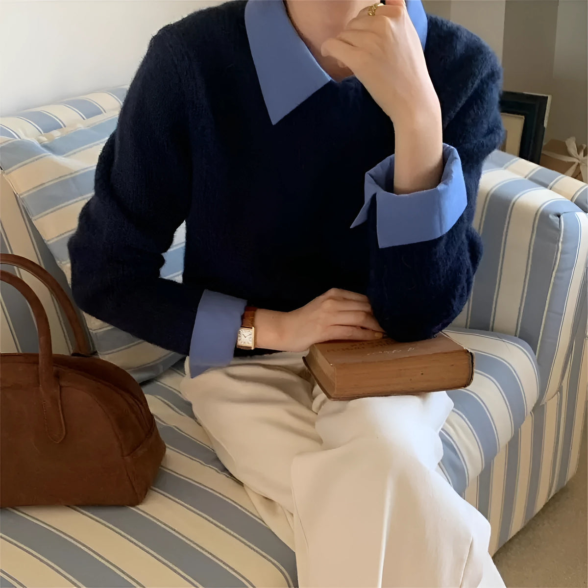 Women's loose knit top with contrast colour lapels in polyester fabric, available in seven colours
