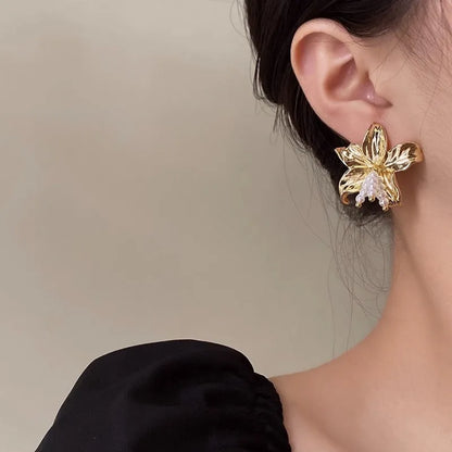 Gold H1795 metal flower earrings with pearl details, exaggerated niche style design
