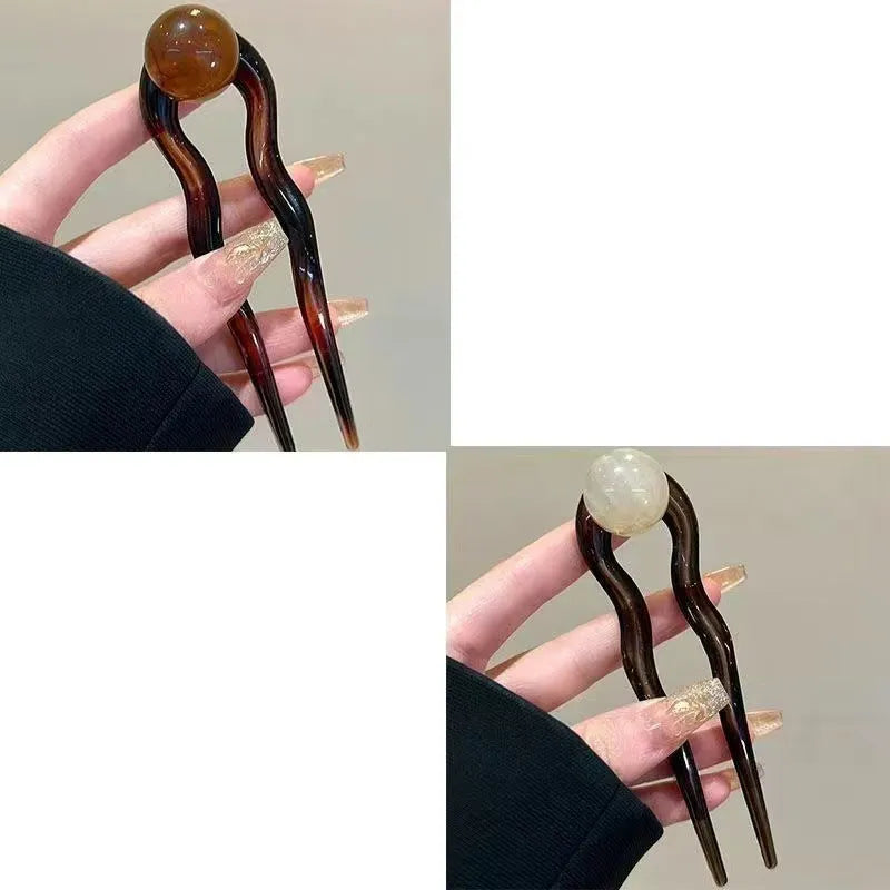 Acrylic U-shaped hair barrette with retro ball design in caramel colour