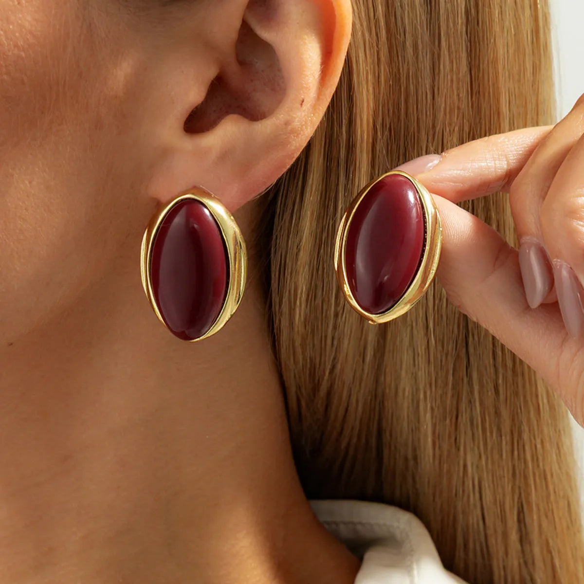 Gold-tone oval drop earrings with resin centre in French retro court style for women