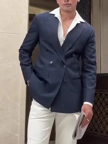 Men's double-breasted blazer with striped pattern, regular-length top, and double-breasted front fastening