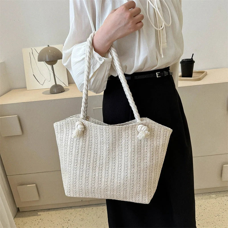 Stylish and spacious straw tote bag for women, featuring a timeless design and durable construction