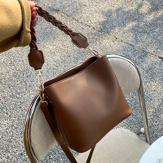 Fashion retro one-shoulder crossbody underarm bucket bag in khaki with weaving details and PU material
