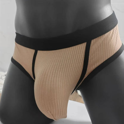 Men's solid colour low-waist briefs with a U-shaped design in breathable viscose fabric.