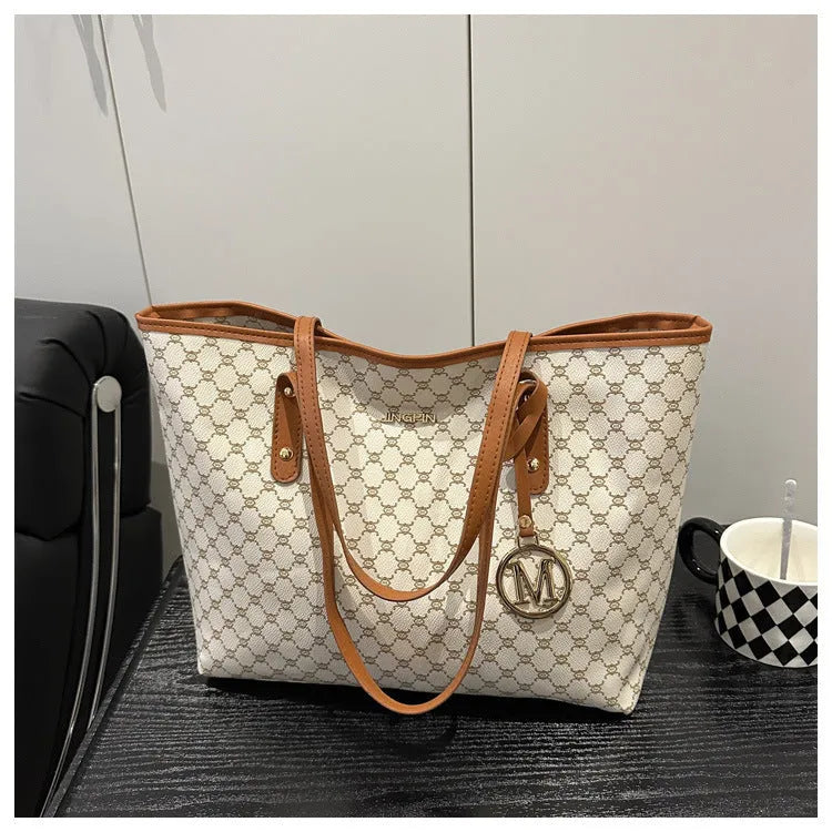 PU shoulder bag in street trend style with sewing thread details, showing 42cm width and 22.5cm handle.