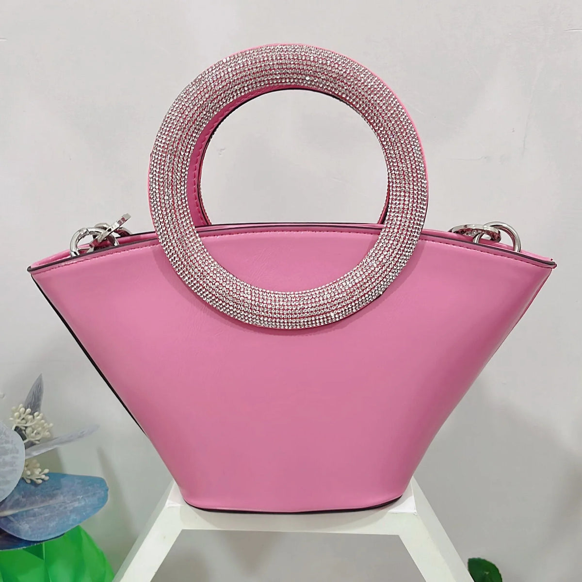 PU bucket bag with diamond round handle, single shoulder strap, three-dimensional pocket, and internal file bag in classic black