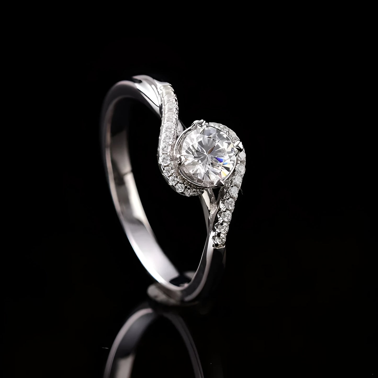 Silver adjustable women's ring with synthetic moissanite angel eyes design and geometric texture