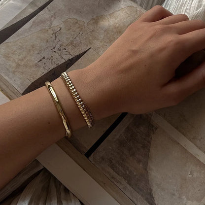 A women's stainless steel bracelet with an electroplated finish in a European and American style.