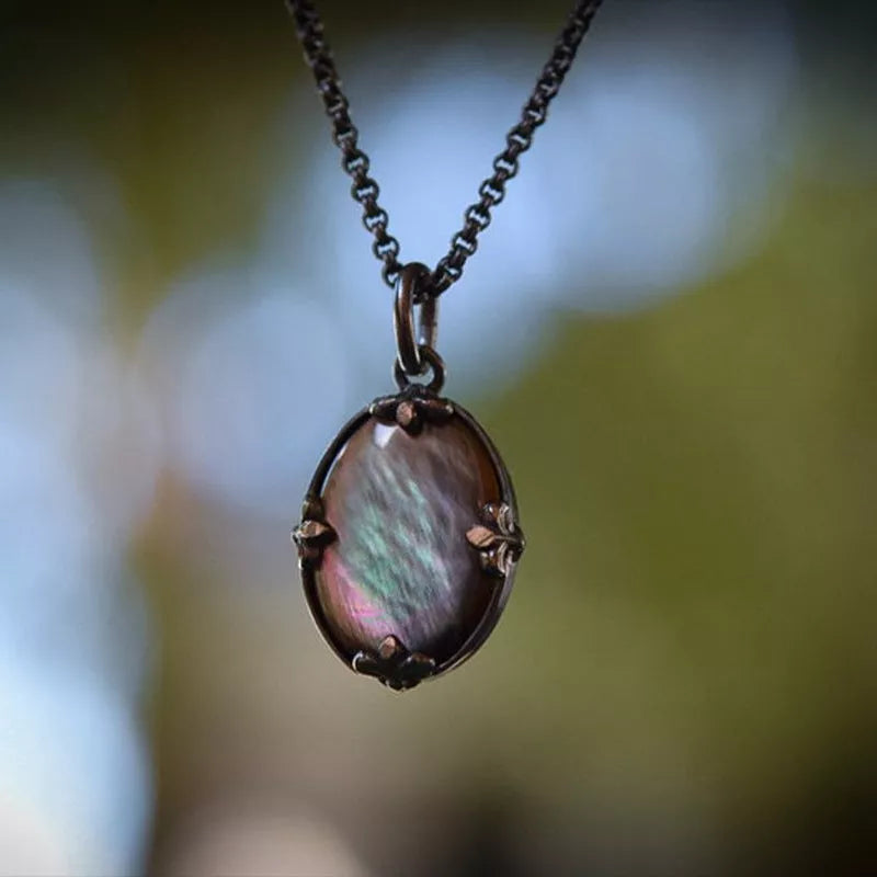 Vintage oval personalized collarbone chain in black with geometric design