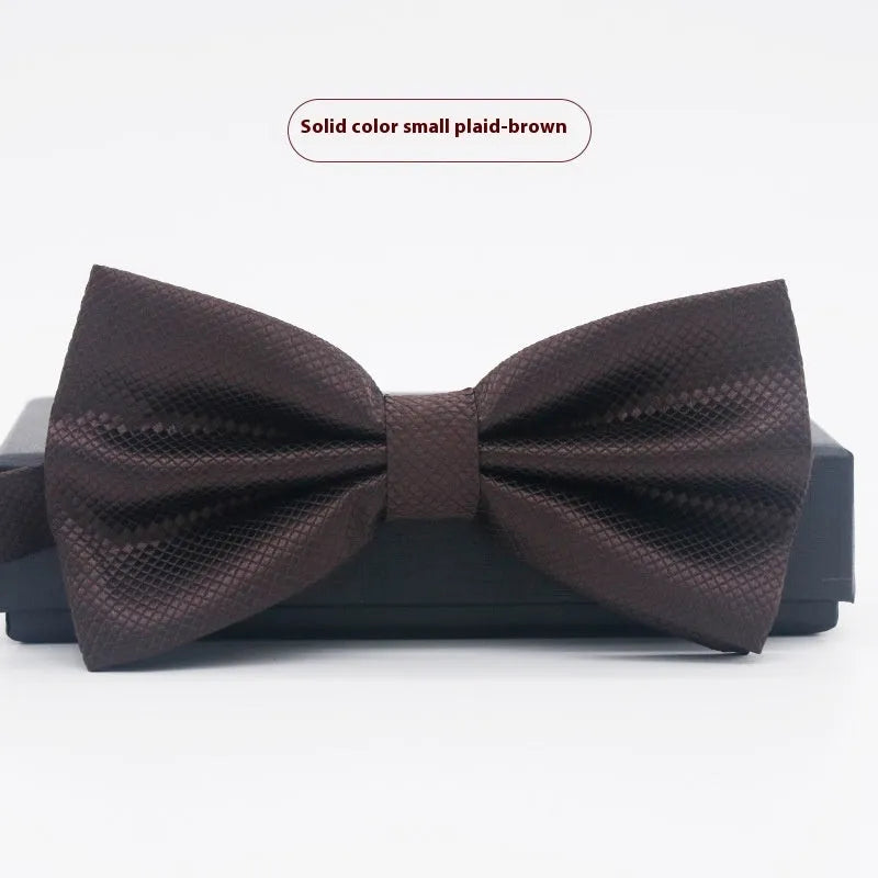 Flat-head self-tie bow tie in a wine red colour, showing its 12cm width and 6cm height dimensions.