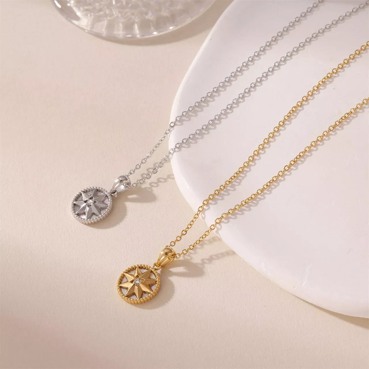 Lucky Compass Necklace with star-shaped titanium steel pendant in gold and white gold