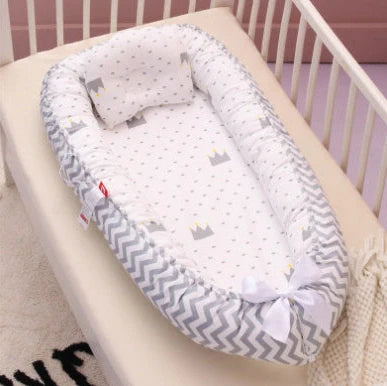 Portable cotton crib bed folded and unfolded showing 97x46cm dimensions and Banana leaf pattern
