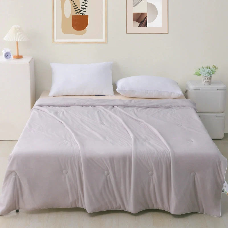 Ultra-soft, machine-washable cooling quilt made with breathable ice silk fabric for year-round comfort